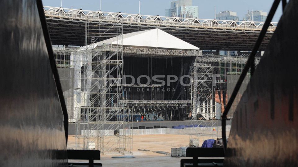 Musisi asal New Jersey, Amerika Serikat, Bon Jovi akan menggelar konser di stadion utama Gelora Bung Karno, Jakarta, pada tanggal 11 September 2015 mendatang. Panggung yang megah telah disiap Copyright: © Ratno Prasetyo/INDOSPORT